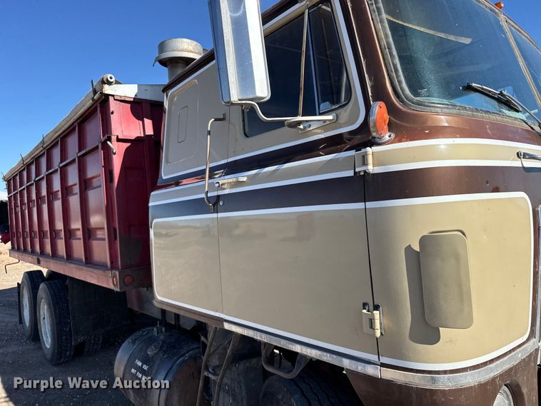 image for item FB0899 1967 International CO4000 grain truck