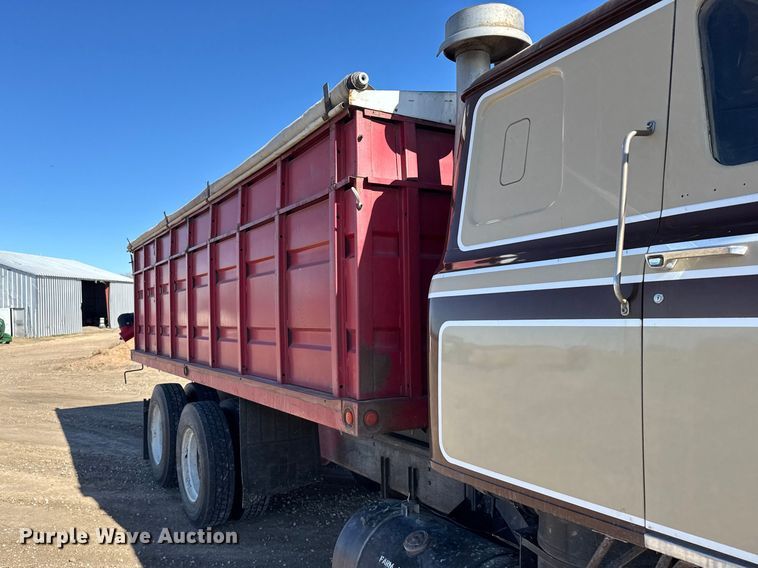 image for item FB0899 1967 International CO4000 grain truck