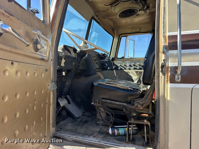 image for item FB0899 1967 International CO4000 grain truck