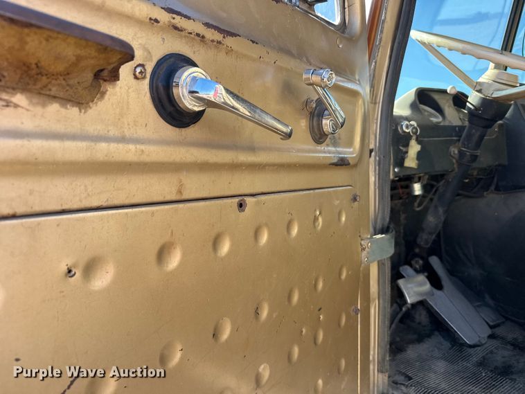 image for item FB0899 1967 International CO4000 grain truck