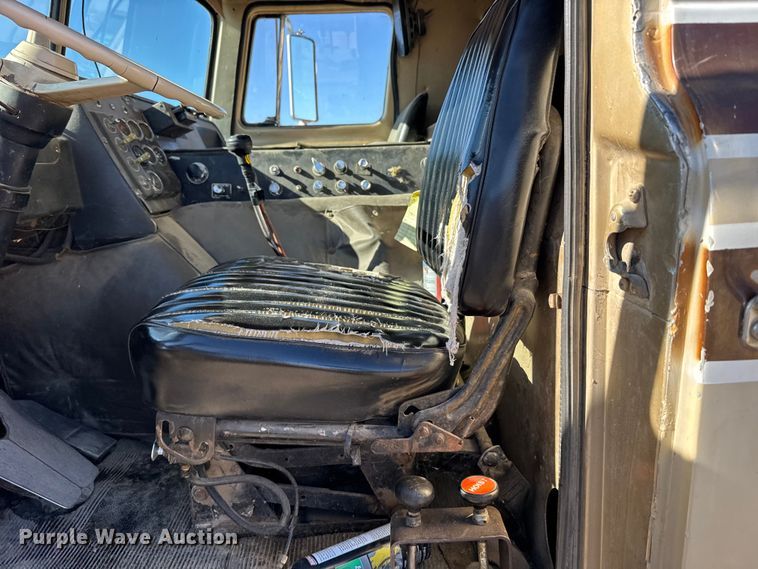 image for item FB0899 1967 International CO4000 grain truck