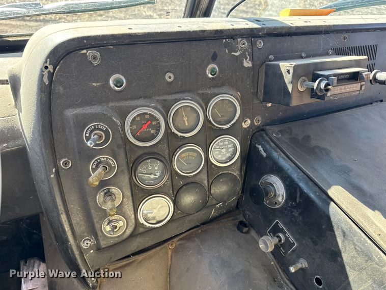 image for item FB0899 1967 International CO4000 grain truck