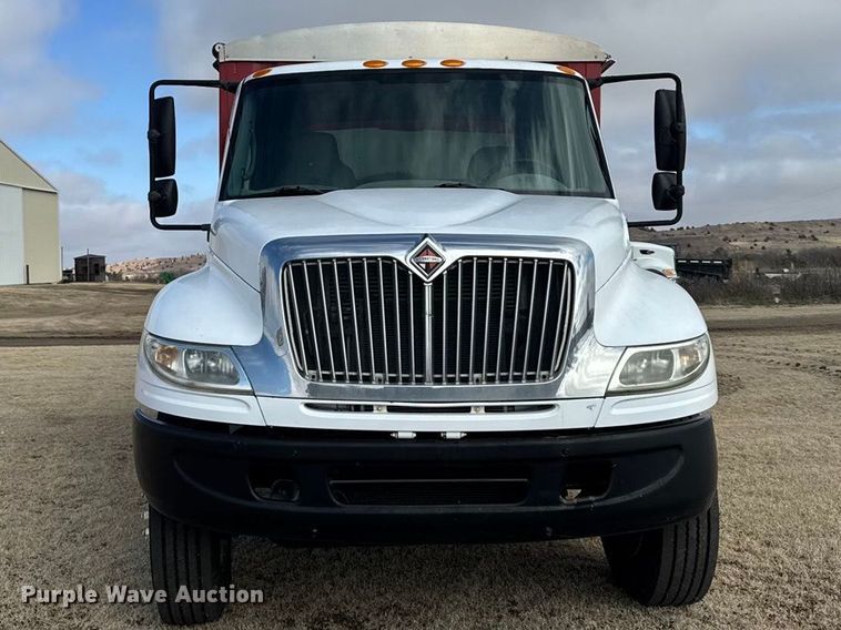 image for item FB6971 2006 International 4400 grain truck