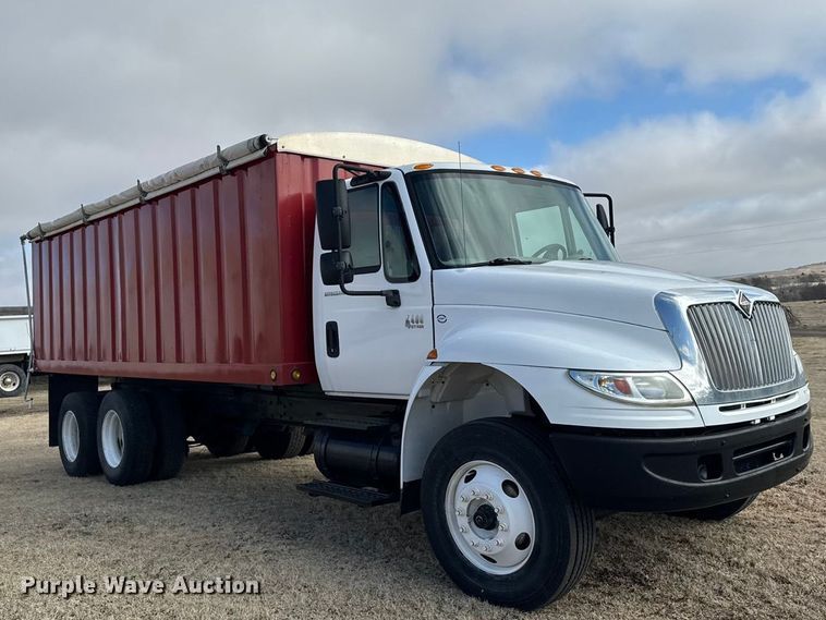 image for item FB6971 2006 International 4400 grain truck
