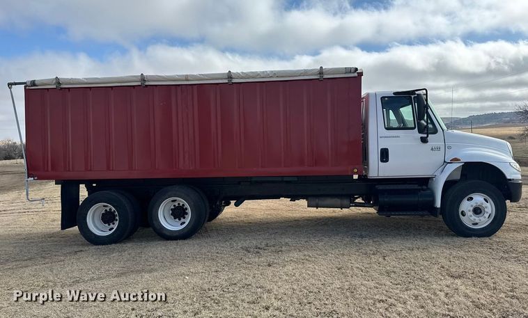 image for item FB6971 2006 International 4400 grain truck