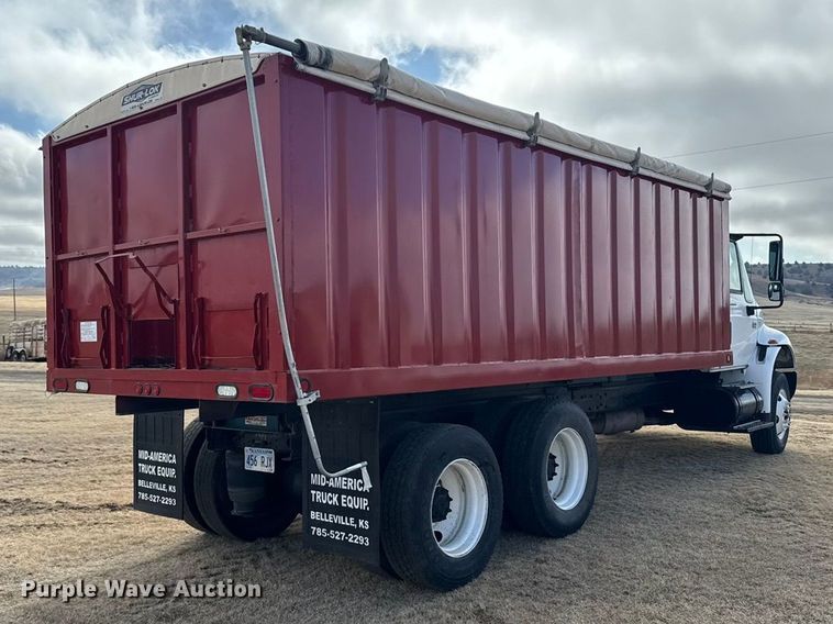 image for item FB6971 2006 International 4400 grain truck