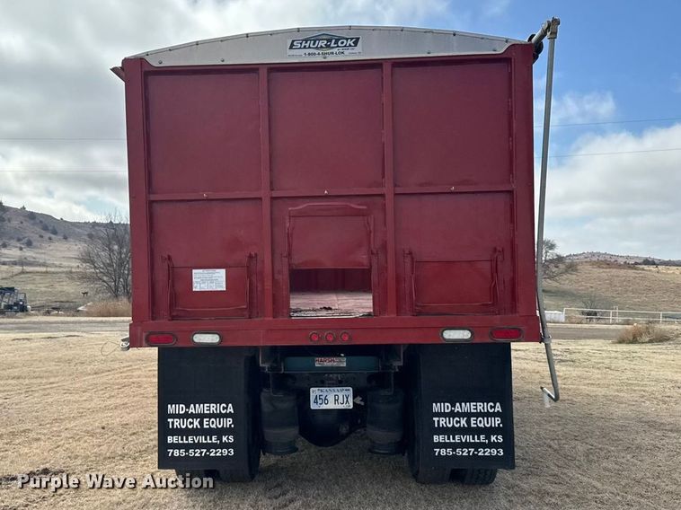 image for item FB6971 2006 International 4400 grain truck