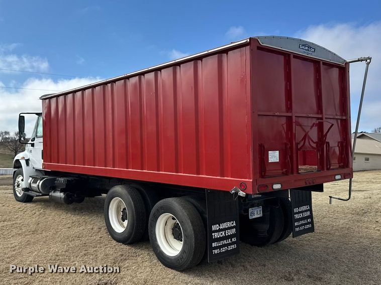 image for item FB6971 2006 International 4400 grain truck