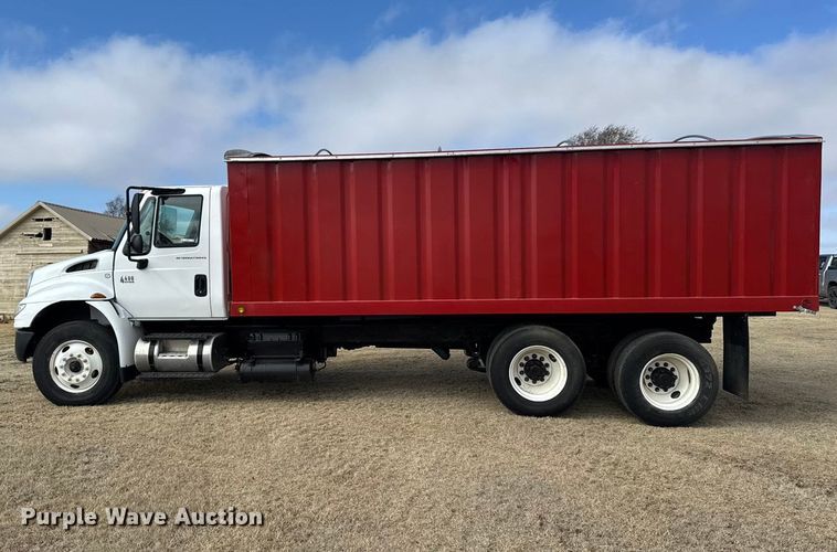 image for item FB6971 2006 International 4400 grain truck