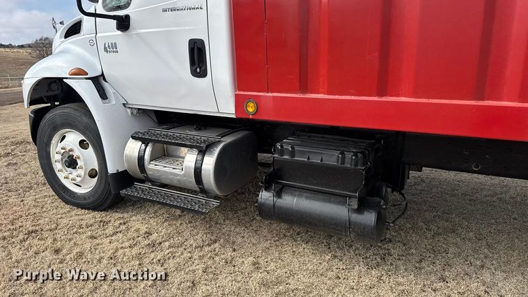 image for item FB6971 2006 International 4400 grain truck