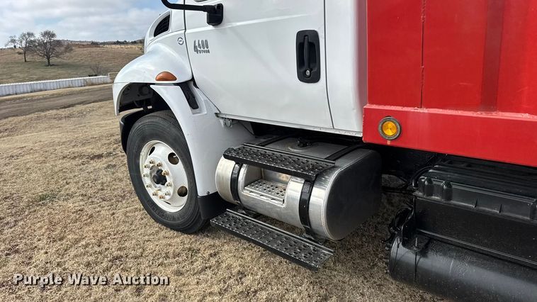 image for item FB6971 2006 International 4400 grain truck