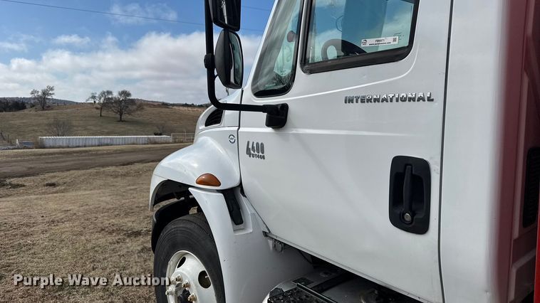 image for item FB6971 2006 International 4400 grain truck