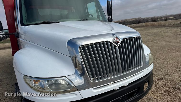 image for item FB6971 2006 International 4400 grain truck