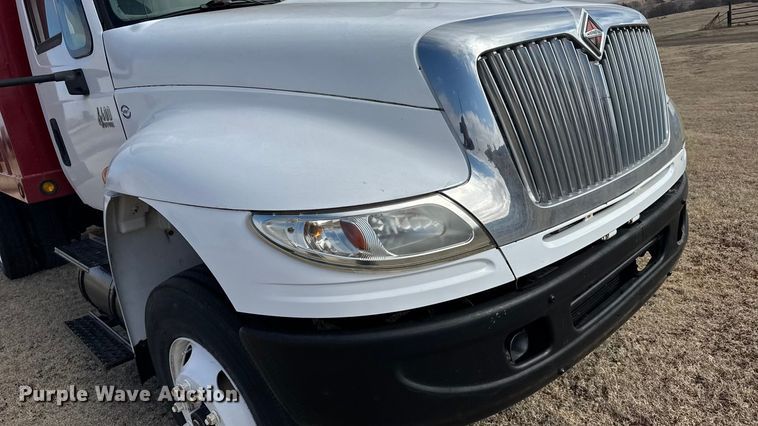 image for item FB6971 2006 International 4400 grain truck