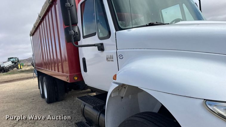 image for item FB6971 2006 International 4400 grain truck