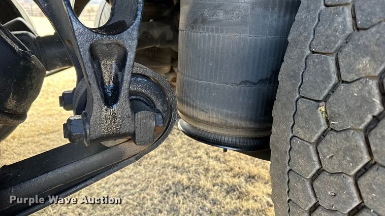 image for item FB6971 2006 International 4400 grain truck