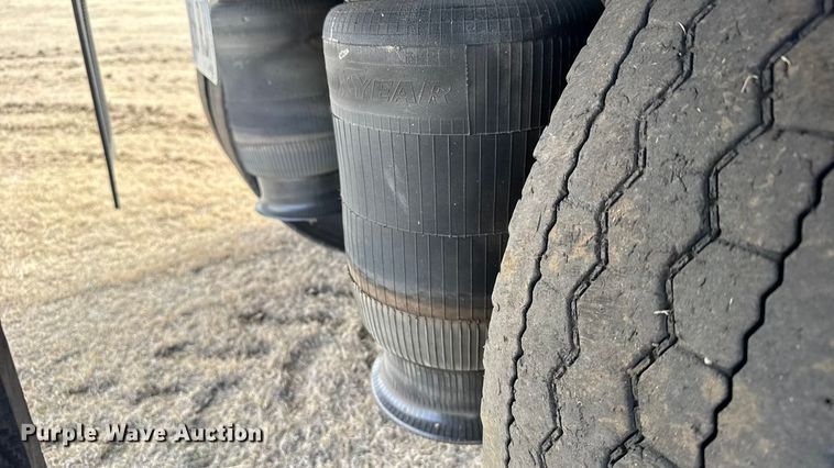 image for item FB6971 2006 International 4400 grain truck