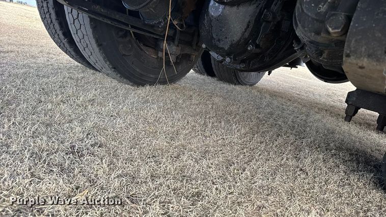 image for item FB6971 2006 International 4400 grain truck