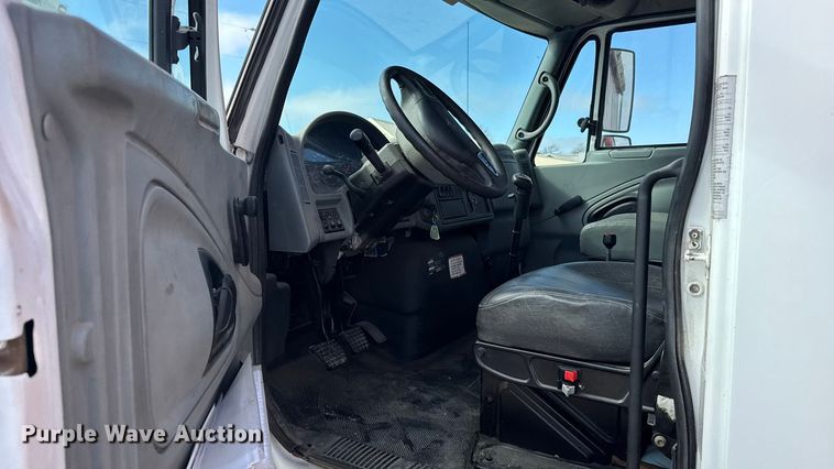 image for item FB6971 2006 International 4400 grain truck