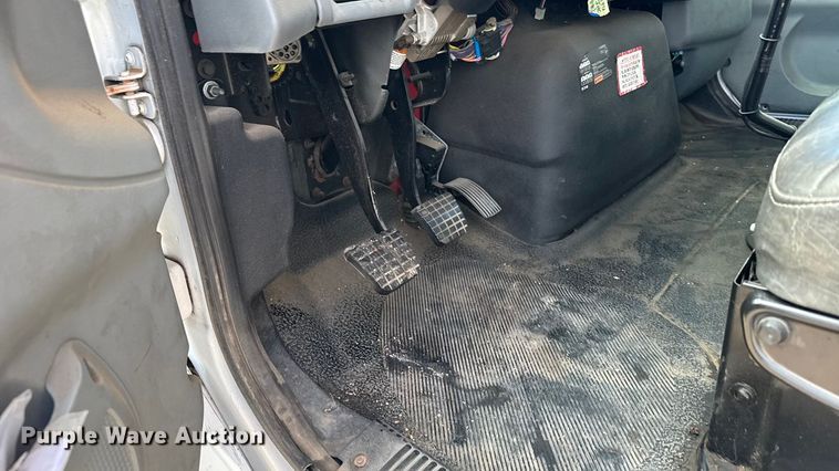 image for item FB6971 2006 International 4400 grain truck