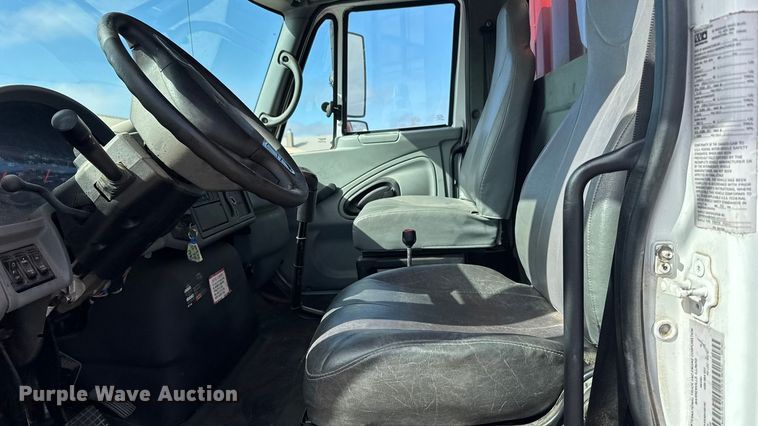 image for item FB6971 2006 International 4400 grain truck