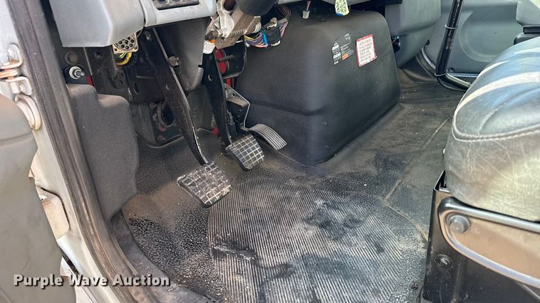 image for item FB6971 2006 International 4400 grain truck