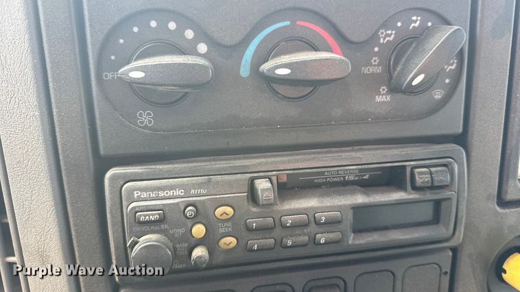 image for item FB6971 2006 International 4400 grain truck