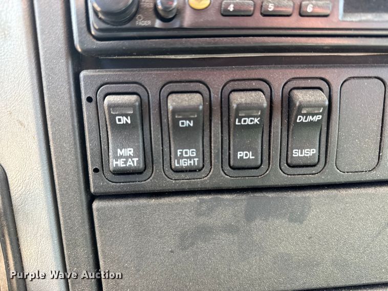 image for item FB6971 2006 International 4400 grain truck