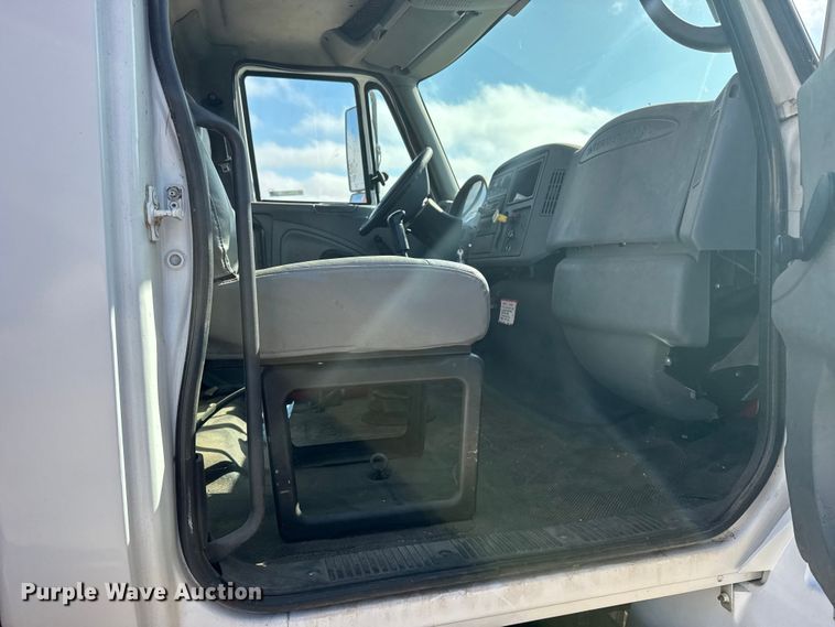 image for item FB6971 2006 International 4400 grain truck