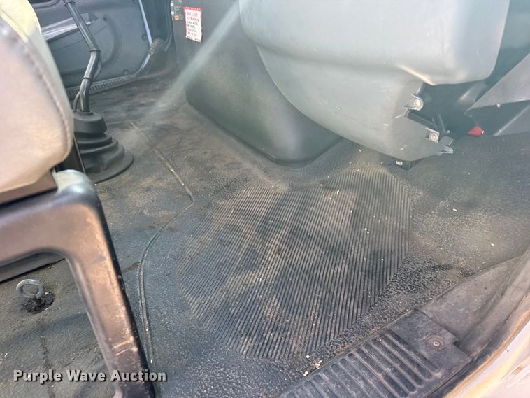 image for item FB6971 2006 International 4400 grain truck