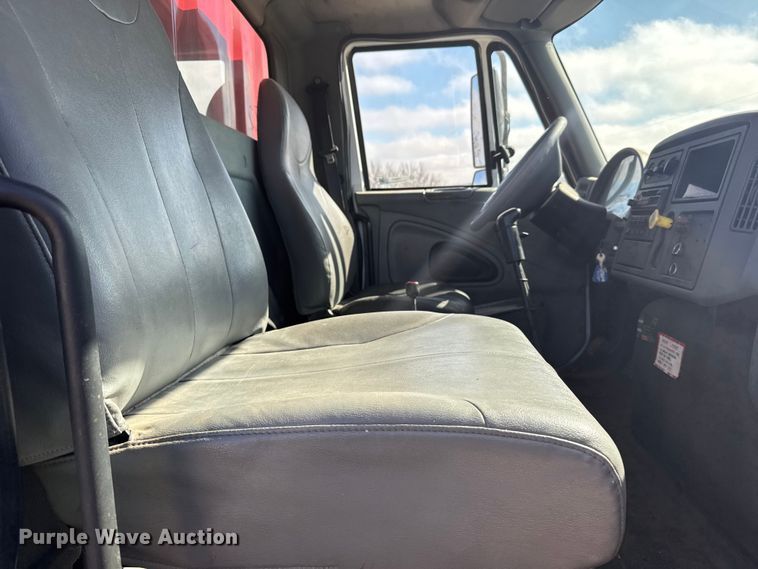 image for item FB6971 2006 International 4400 grain truck