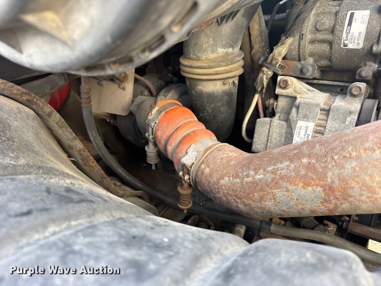 image for item FB6971 2006 International 4400 grain truck