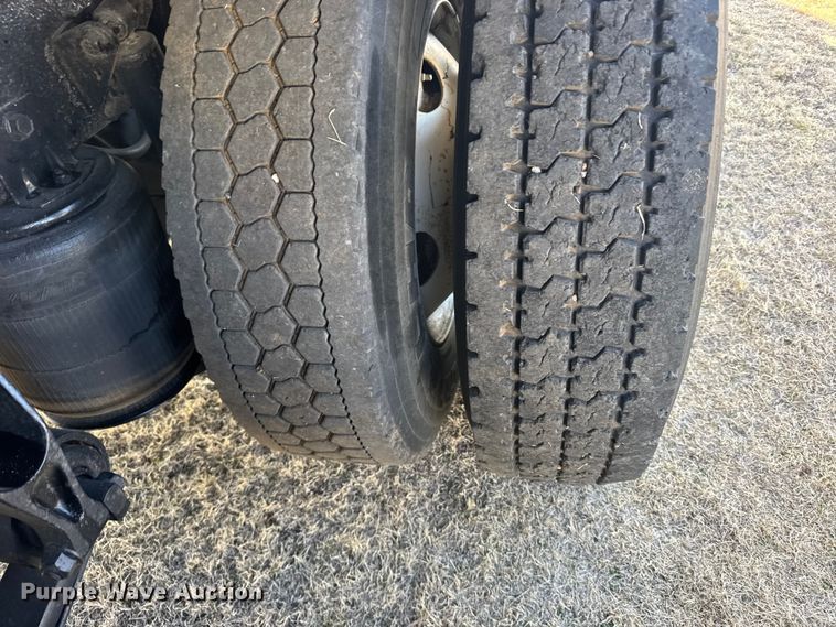 image for item FB6971 2006 International 4400 grain truck