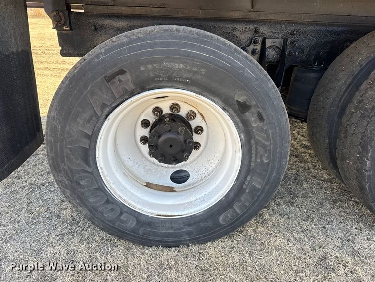 image for item FB6971 2006 International 4400 grain truck