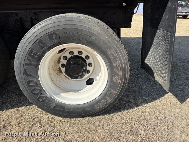 image for item FB6971 2006 International 4400 grain truck