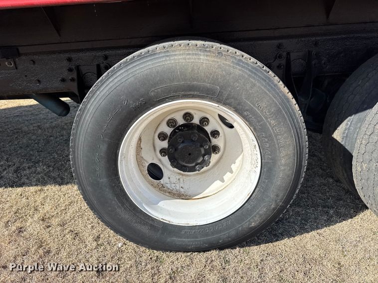 image for item FB6971 2006 International 4400 grain truck