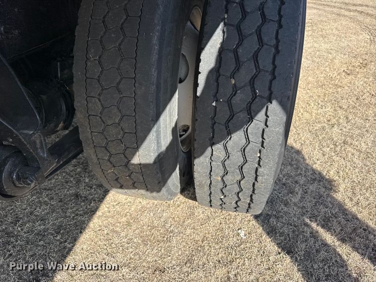 image for item FB6971 2006 International 4400 grain truck