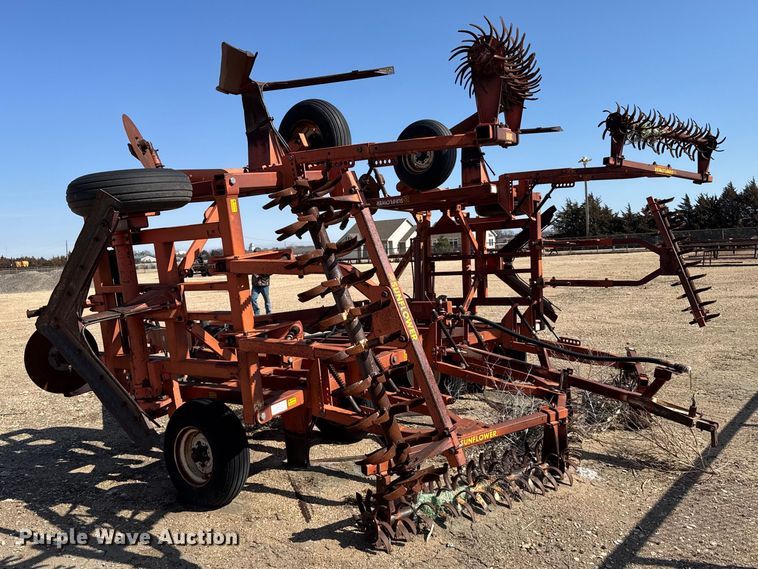 image for item FB6977 Sunflower 3671-35 sweep plow