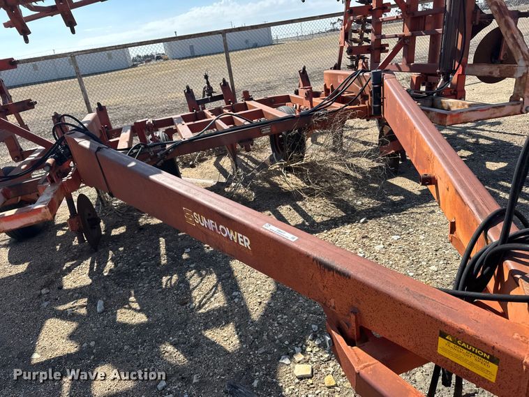 image for item FB6977 Sunflower 3671-35 sweep plow