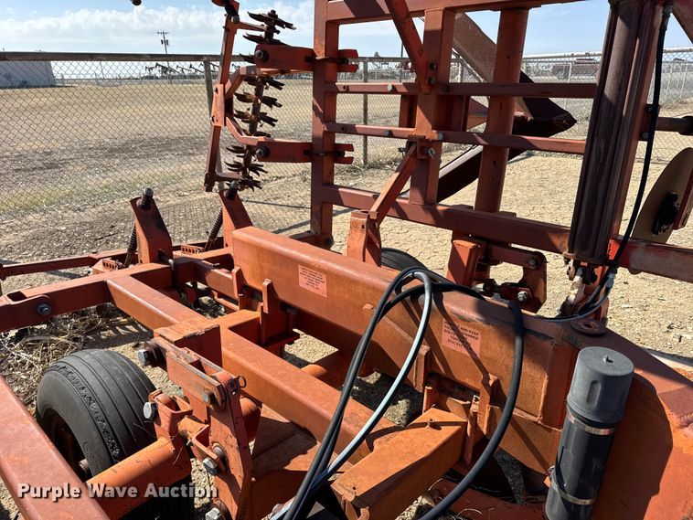 image for item FB6977 Sunflower 3671-35 sweep plow