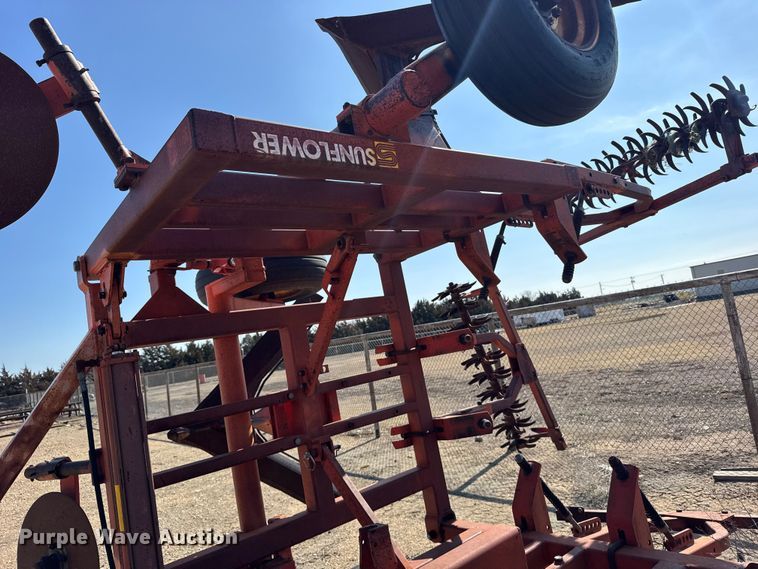 image for item FB6977 Sunflower 3671-35 sweep plow