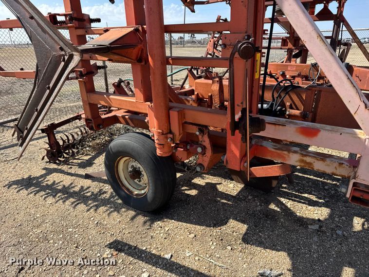 image for item FB6977 Sunflower 3671-35 sweep plow