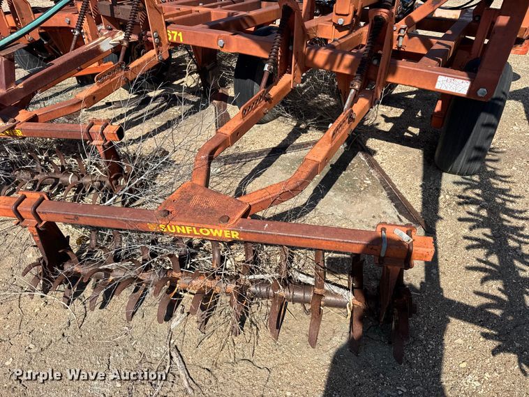 image for item FB6977 Sunflower 3671-35 sweep plow
