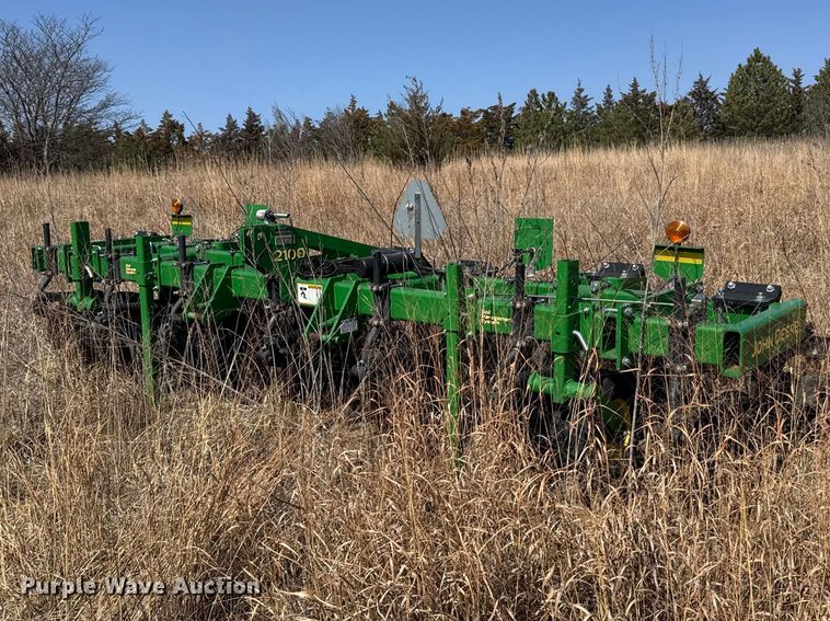 image for item FB6980 2015 John Deere 2100 in-line ripper