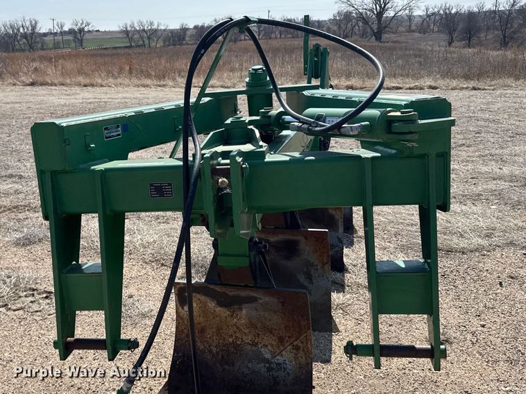 image for item FB6981 2013 John Deere 975 four bottom plow