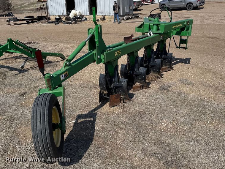 image for item FB6981 2013 John Deere 975 four bottom plow