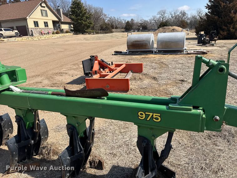 image for item FB6981 2013 John Deere 975 four bottom plow