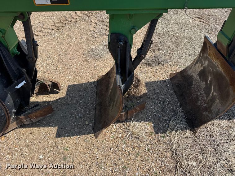 image for item FB6981 2013 John Deere 975 four bottom plow