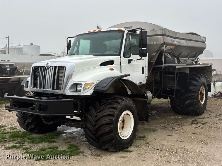 image for item FG0129 2004 International 7400 applicator truck