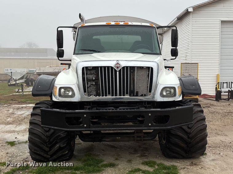 image for item FG0129 2004 International 7400 applicator truck